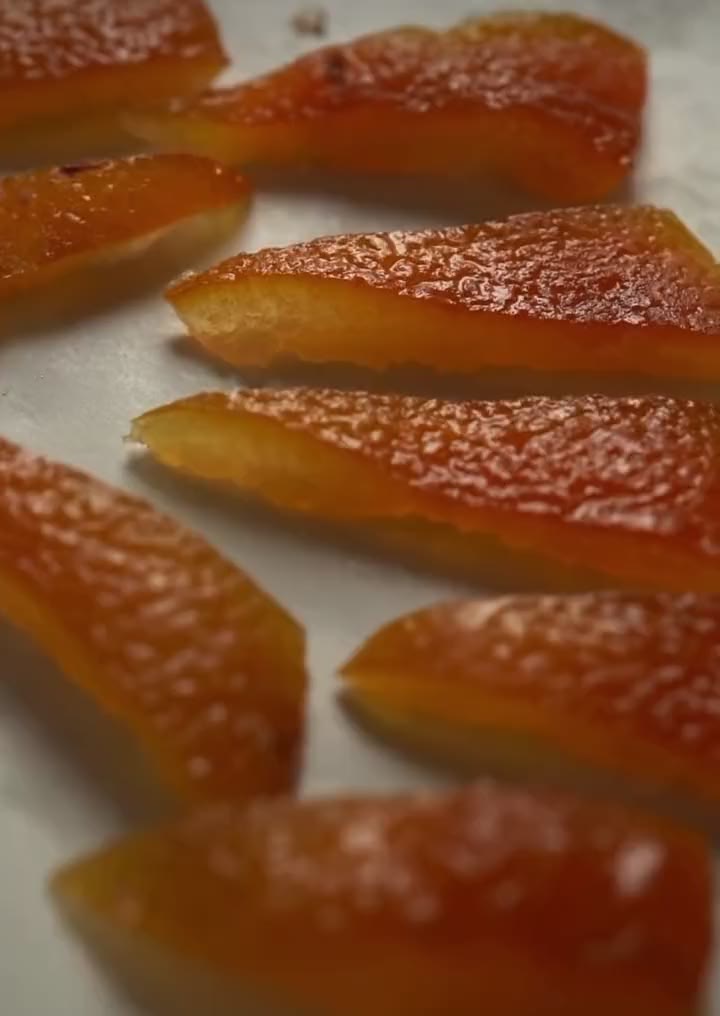Kandiserte appelsinbiter som tørker før de dyppes i sjokolade